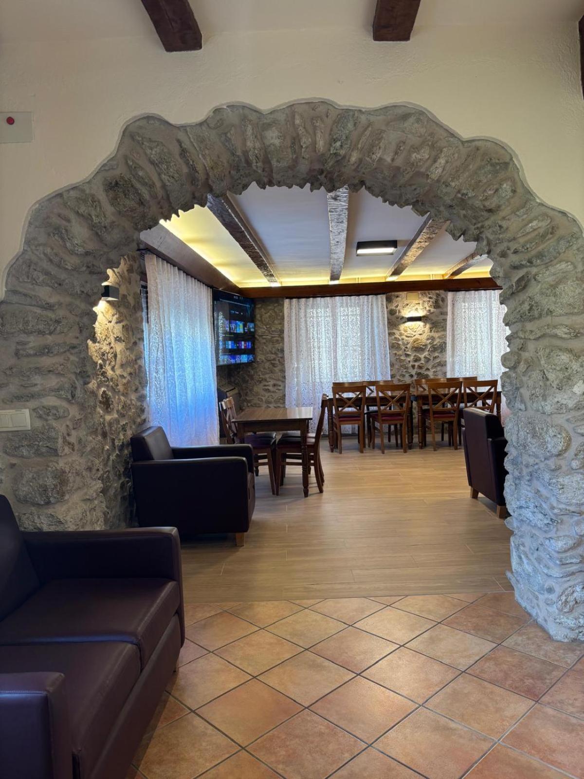 Hotel-Restaurante La Quadra Macanet De Cabrenys Exterior photo